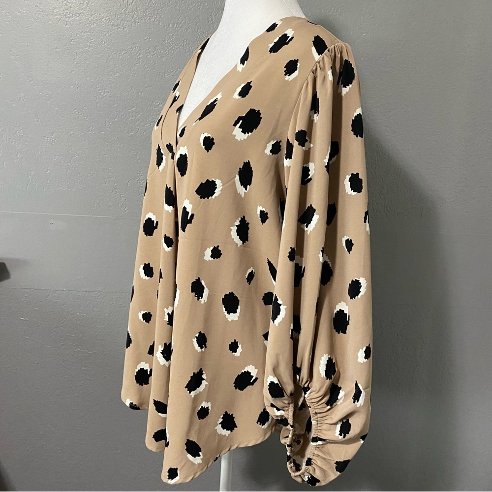 Jodifl abstract leopard print tan billowy poet sleeve V-neck tunic blouse shirt - Picture 4 of 6